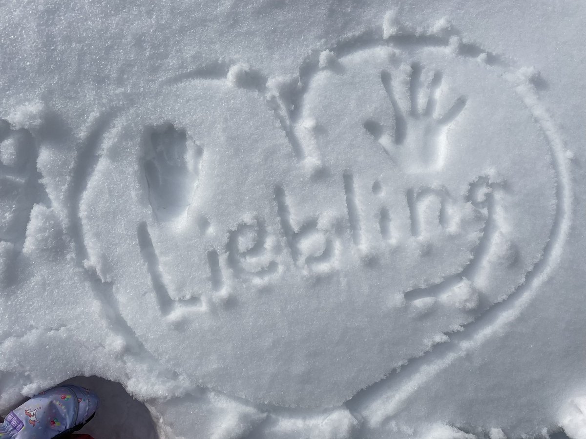 marinonchaan's tweet photo. 天気がいいからお庭で雪遊び☃︎
マリちゃん元気かな?
#5exyZone
#libeling https://t.co/MUBgFKoOap