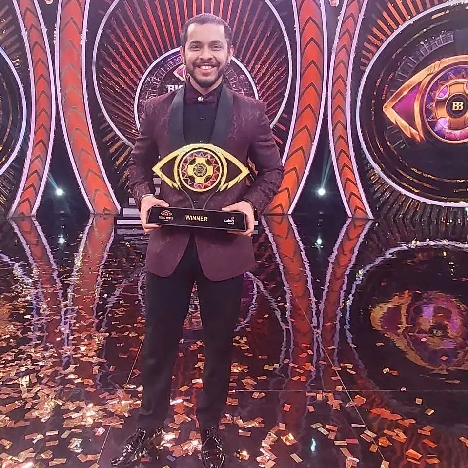 FilmyGupshups's tweet photo. Actor Akshay Kelkar Wins Marathi Bigg Boss Season 4 🏆
Congratulations @akshaykelkar
#AkshayKelkar #MaheshManjrekar #BiggBossMarathi4 #BBMarathi4 #BiggBossMarathi #AkshayKelkarfc #Filmygupshup https://t.co/GSTxZj4rgX