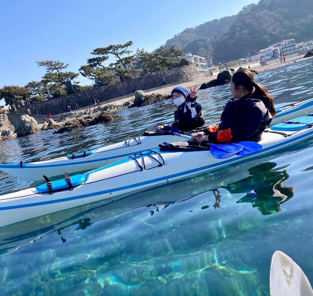 hscsailing's tweet photo. 2023年のお正月はずっと暖く海のきれいな日が続きました！ヨットも、シーカヤックも3日から活動しています！
今年もよろしくお願いします^_^

#葉山
#シーカヤック
#葉山シーカヤッククラブ
#葉山セーリングクラブ
#葉山森戸海岸 https://t.co/dGJLKBA2bY https://t.co/McDpYOE41j