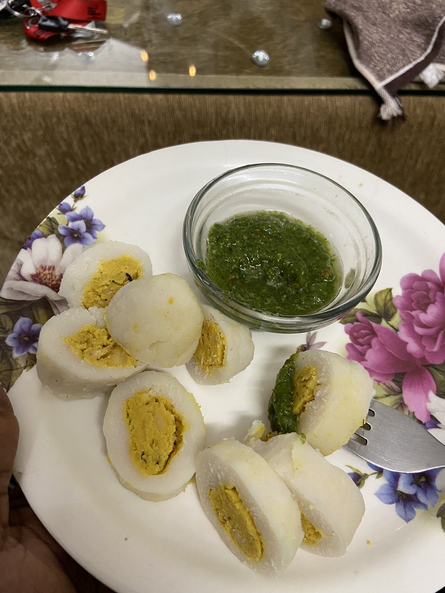 Prashantmanav_'s tweet photo. कल रात की शुरुआत, मम्मी के हाथों के पिट्ठा और ज़बरदस्त झंनाटेदार चटनी के साथ।
पिट्ठा खाए हैं ? चावल के आटे में पिसी दाल को भर के, स्टीम (भाँप) करने से बनता है, हमारे मगध के इलाक़े में पिट्ठा कहते हैं। बाक़ी जगह नाम कुछ और होता है।
#foodtwitter #Food #pittha https://t.co/PYrdmz1S2x