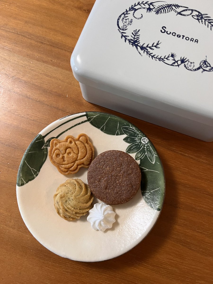 京都のSUGiTORAはパフェも素敵だったけどクッキー缶もめっちゃオススメ。かわいいし色んなフレーバー詰まっててとても美味しい〜! クッキー缶はお通販可能なのでお試しあれです✨
よく見るとカンカンのイラストにもトラさんがいて可愛らしいです🐯 