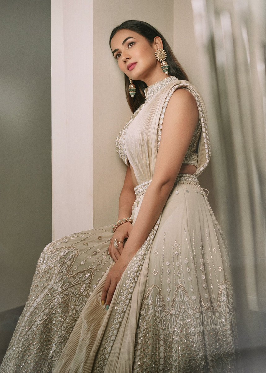 sonalchauhan7's tweet photo. मतलब ये के भूले नहीं हैं….
ये भी नहीं के याद आते हो ….
पहले, सबसे पहले तुम थे ….
अब तुम सबके बाद आते हो …..✨♥️
#SonalChauhan #love #gold https://t.co/0HUtVMBTgO