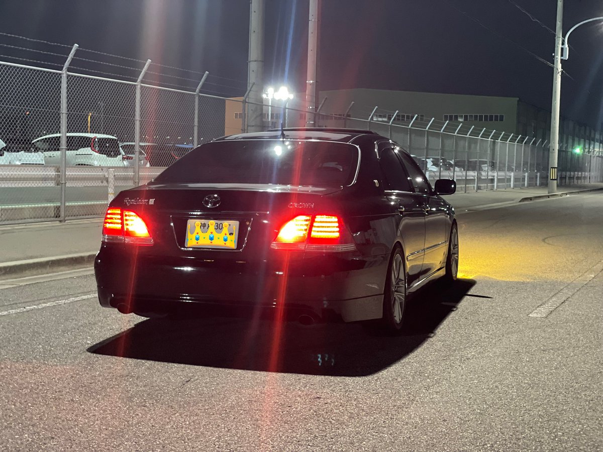 久々に　クラウン👑パシャリ📸
ジジイくさい、おじさんくさい。
そんな言葉　とてもとても嬉しい笑

おじさんがちょっとこ綺麗にして乗ってる
そんなクラウン👑を目指してる自分は
いい褒め言葉ー。

ロイヤル前期寒冷地テールに進化し
これからもコツコツ頑張っていきます
怖いクラウンではありません