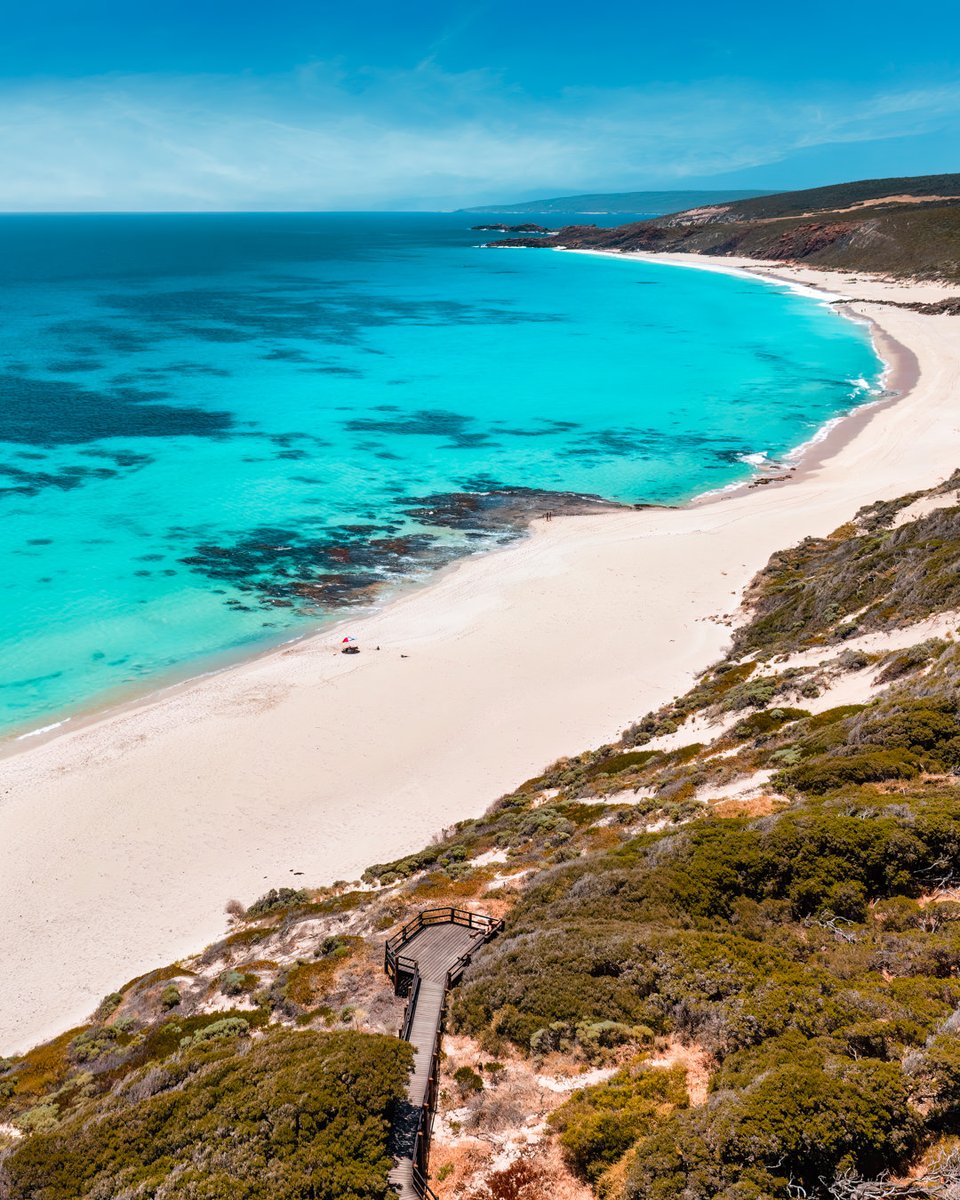 The sand at Injidup Beach is a pristine shade of white, and the crystal clear waters are a beautiful turquoise blue. It was a perfect day to spend at the beach, soaking up the sun and enjoying the natural beauty of @MargaretRiver, @WestAustralia #margaretriver #wathedreamstate
