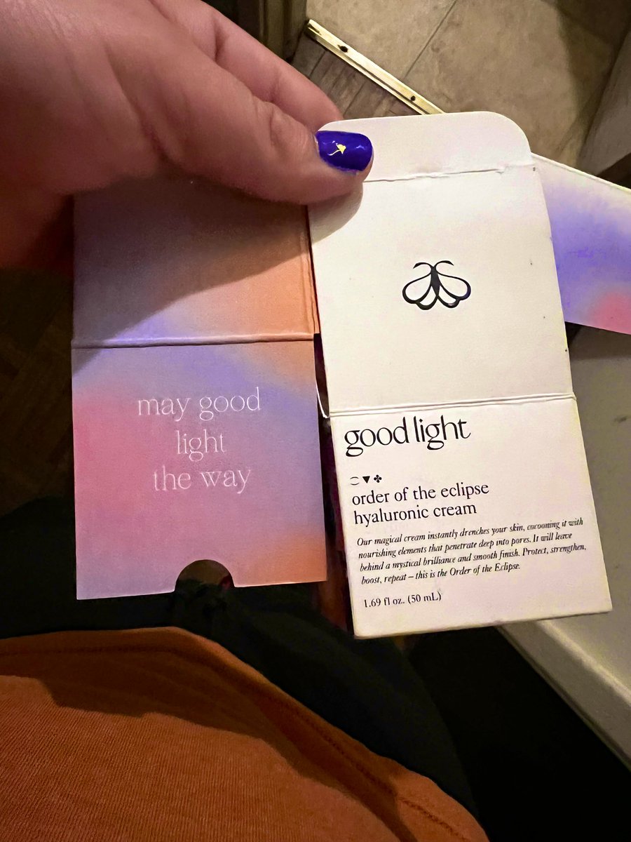 meaux_ines's tweet photo. I love this @goodlight_world packaging so I did a look inspired by it 🤍 https://t.co/6up3m4GRR0