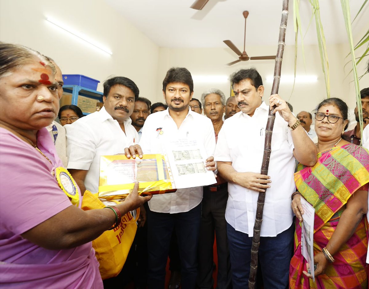 Udhaystalin's tweet photo. 2.19 கோடி குடும்ப அட்டைதாரர்களுக்கு 1 கி பச்சரிசி- சர்க்கரை, முழு கரும்புடன் ரூ.1000 வழங்கும் திட்டத்தை முதல்வர்@mkstalin அவர்கள் இன்று தொடங்கி வைத்த நிலையில், #ChepaukTriplicane தொகுதி மிர்சா ஹைதர் அலிகான் தெரு ரேஷன் கடையில் தொகுதி மக்களுக்கு பொங்கல் பரிசுத் தொகுப்பை வழங்கினோம். https://t.co/gHZQUiSV0k