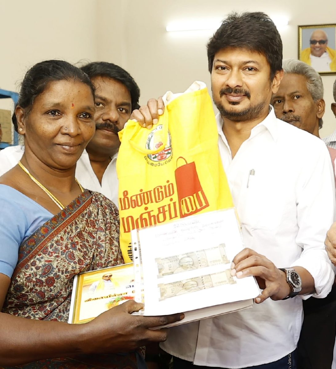 Udhaystalin's tweet photo. 2.19 கோடி குடும்ப அட்டைதாரர்களுக்கு 1 கி பச்சரிசி- சர்க்கரை, முழு கரும்புடன் ரூ.1000 வழங்கும் திட்டத்தை முதல்வர்@mkstalin அவர்கள் இன்று தொடங்கி வைத்த நிலையில், #ChepaukTriplicane தொகுதி மிர்சா ஹைதர் அலிகான் தெரு ரேஷன் கடையில் தொகுதி மக்களுக்கு பொங்கல் பரிசுத் தொகுப்பை வழங்கினோம். https://t.co/gHZQUiSV0k