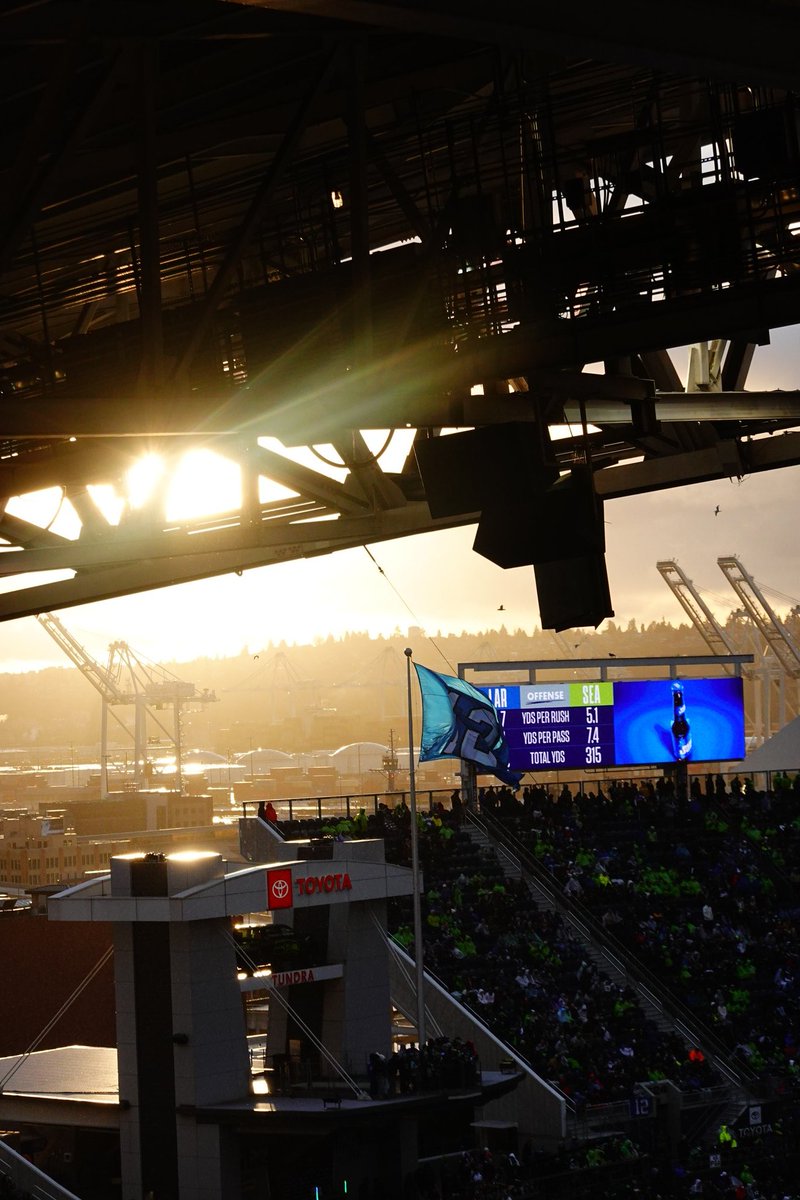 NILESAOK's tweet image. What a game! What a season #itsnotoveryet #GoHawks