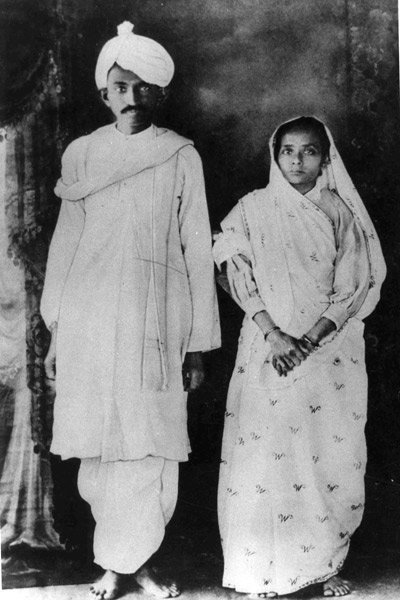 9th January 

#On ThisDay in the year 1915, #MahatmaGandhi stepped off the SS Arabia at Bombay Harbour, along with his wife  #KasturbaGandhi

#PravasiBharatiyaDivas