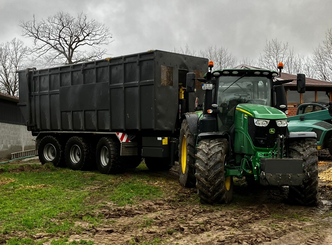 profiMagazin's tweet photo. Zu sehen ist ein #JohnDeere 6250R mit einem #Toplift Staja Tridem Hakenlift. https://t.co/xL0fWsMkZV