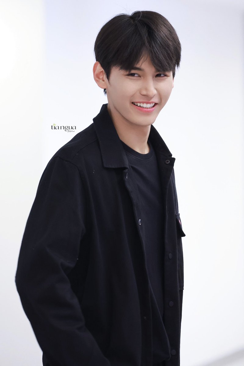 tiangua3469's tweet image. 20230108📷 #FirstfhGraduationDay
สุดหล่อ
@jaestsx 
#JaPhachara #TeddyJa