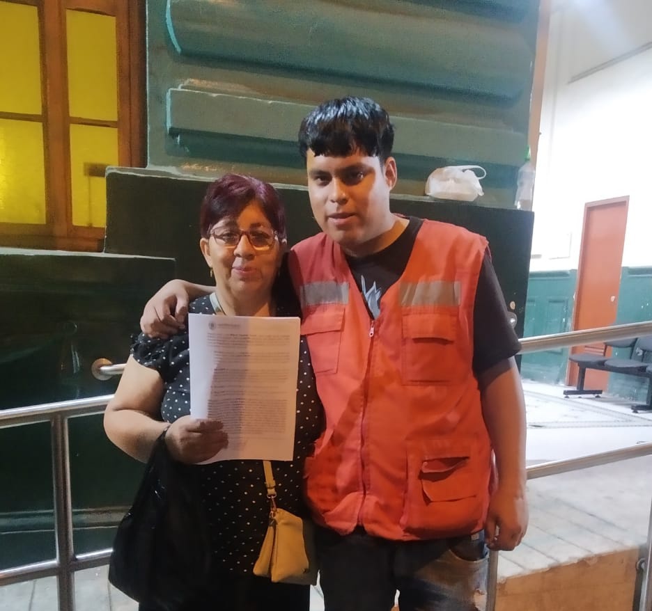 AnaAna68571743's tweet photo. Joven que fue trasladado desde #Cotabamba estaba detenido largas horas en la comisaría de San Andrés Y GRACIAS A LA LABOR DE LOS ABOGADOS QUE SÍ TRABAJAN DE LA MANO DE LA JUSTICIA, al respaldo de su madre y amigos finalmente fue liberado.
#LatinaPrensaBasura
#MuniLimaCómplice https://t.co/poMkxHGzl4