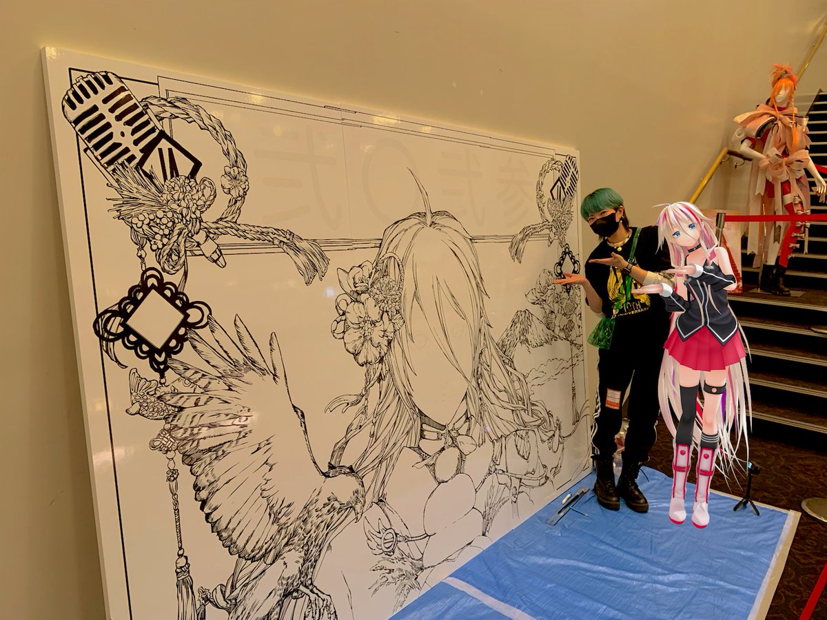 IA_Official_'s tweet photo. 【IA10周年記念ライブの思い出】
既にライブロス😢
ライブペインティングでイアを描いてくれた内田慎之介さんと✨
素敵な作品をありがとうございました💕

そして完成した作品の前でいろんな国から集まってくれたみんなと記念撮影💖
ありがとう🌈
またライブで会いたいな✨

#内田慎之介　#IA10thLIVE https://t.co/WdmmQd6hQo