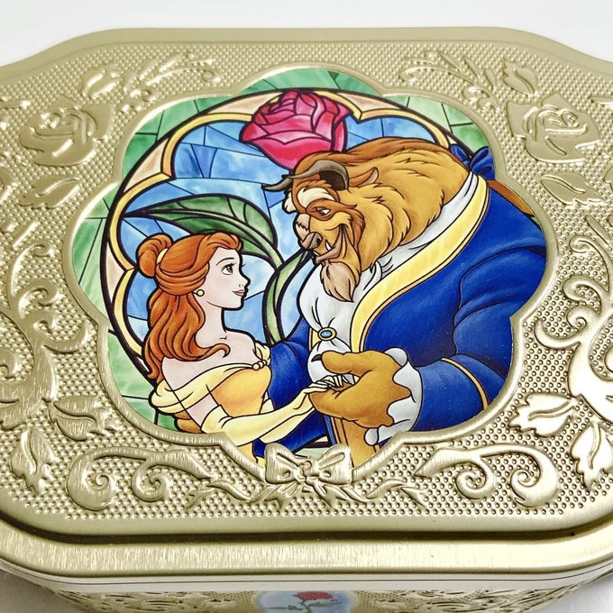 【ディズニー土産】美しすぎて、ため息でた…!美女と野獣の「宝箱みたいなお菓子」いくらなんでもゴージャスすぎでしょ!ディズニーランドで見つけた「美女と野獣のお菓子缶」が可愛すぎました…!とにかく見た目が超ゴージャスなの。高級感すごくて、お姫様の宝箱みたい 