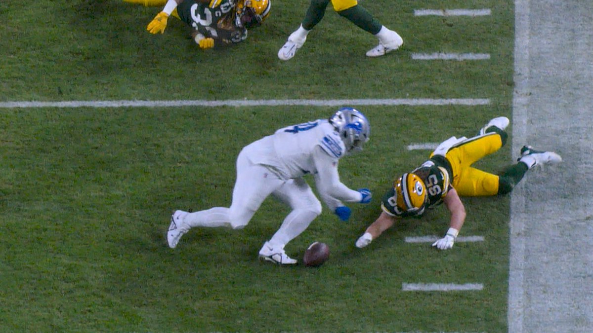 DaireCarragher's tweet photo. A lost fumble has contributed to the Packers’ elimination for the third straight season. https://t.co/0Nv1DHVFpo