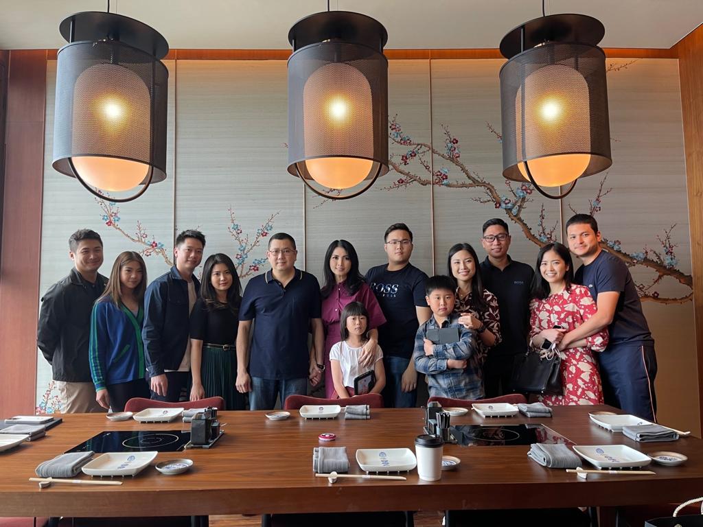 Hary_Tanoe's tweet photo. 𝗦𝘂𝗻𝗱𝗮𝘆, 𝟴 𝗝𝗮𝗻 𝟮𝟬𝟮𝟯: Yesterday all children, grandchildren and sons in law were together. Today Warren already left for LA to continue his study. #HT

#HaryTanoesoedibjo #LilianaTanoesoedibjo #HaryLilianaTanoesoedibjo #FamilyTime #Family #Together #Togetherness https://t.co/PjhuII0jDu