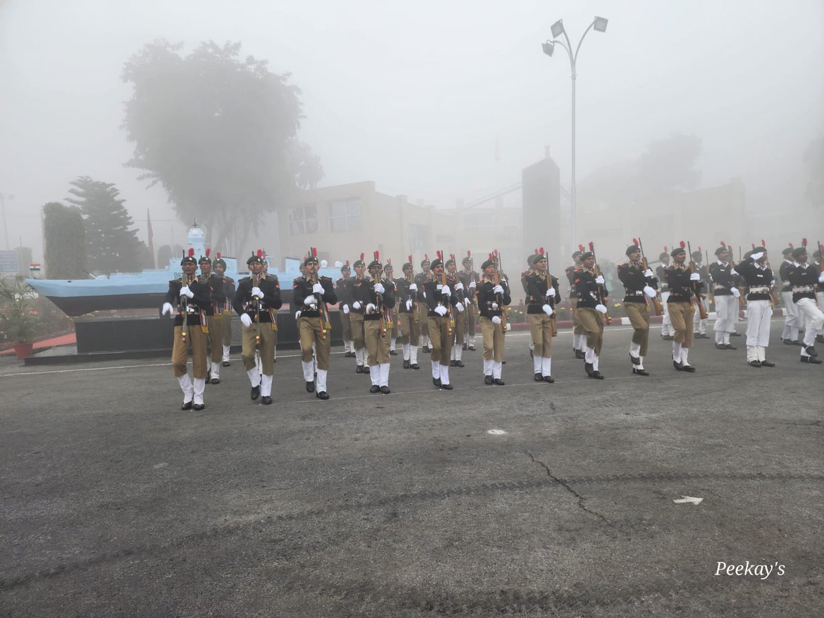 HQ_DG_NCC's tweet photo. Dhund aur kohra sirf chehre chupa sakta hai .. josh aur buland aawaz nahi .. 

Our cadets embracing every possible hardship with a smile. 
#belimitless 
@gpsingh3para @PIB_India @SpokespersonMoD @PMOIndia @rajnathsingh @TimesNow @timesofindia https://t.co/DBMySbqAyA