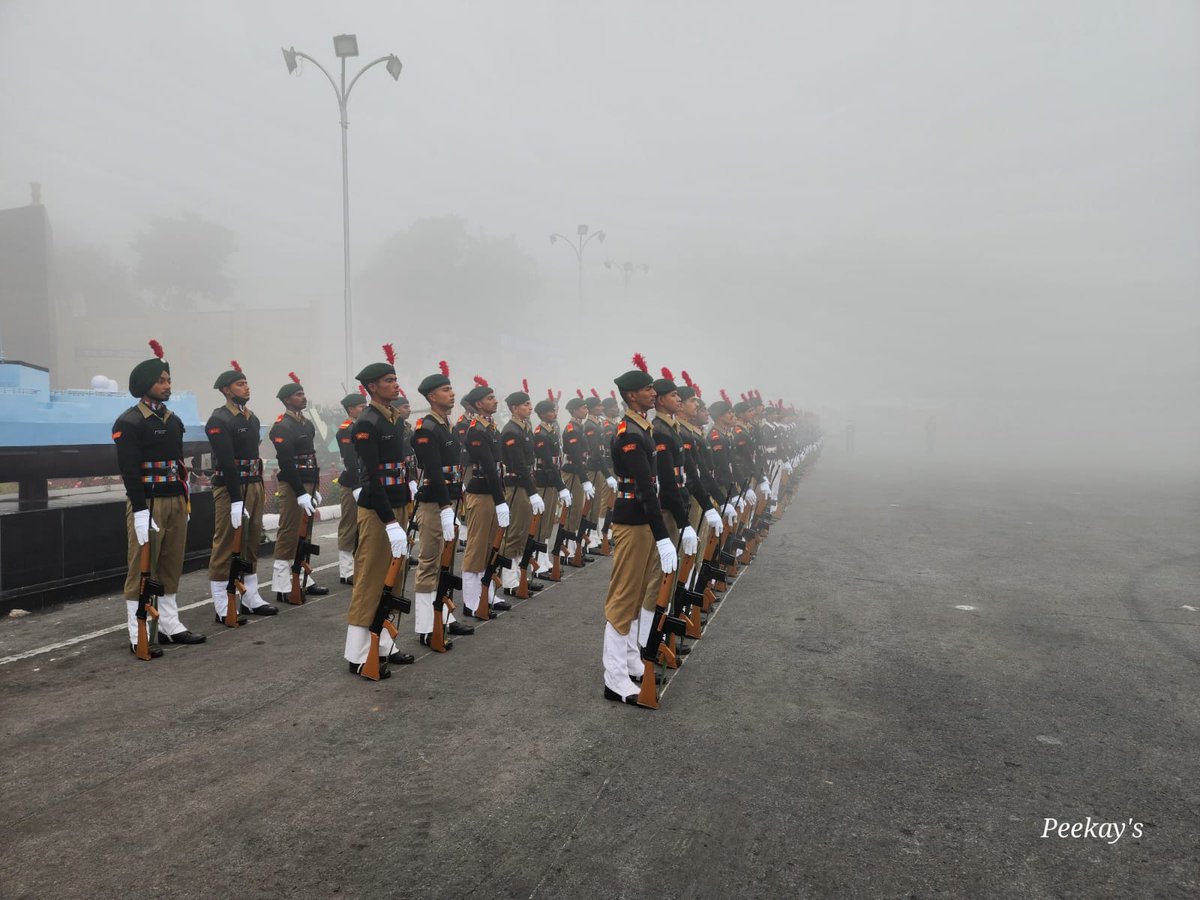 HQ_DG_NCC's tweet photo. Dhund aur kohra sirf chehre chupa sakta hai .. josh aur buland aawaz nahi .. 

Our cadets embracing every possible hardship with a smile. 
#belimitless 
@gpsingh3para @PIB_India @SpokespersonMoD @PMOIndia @rajnathsingh @TimesNow @timesofindia https://t.co/DBMySbqAyA