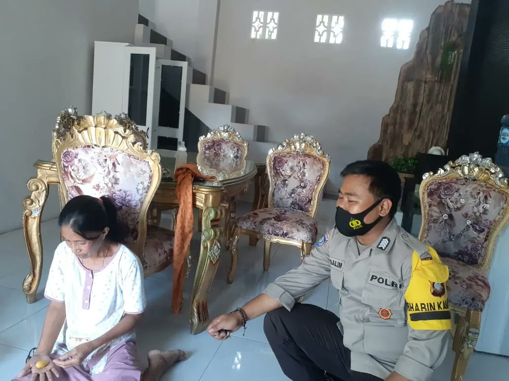 yudistira_salim's tweet photo. Jlin Kmitraan erat dgn smua lapisn msyarkt,sosialisasikn No HP dgn tjuan Wrg mudah mnghubungi jika mmbutuhkn bntuan Polisi.
#polripresisi 
#polrestagorontalokota 
#polsekkotaselatan
#kapolrestagorontalokota
#korbinmas_baharkam_polri
#temanpolisi
#poldagorontalo
#bhabinkamtibmas https://t.co/n2QDwm9l6Q