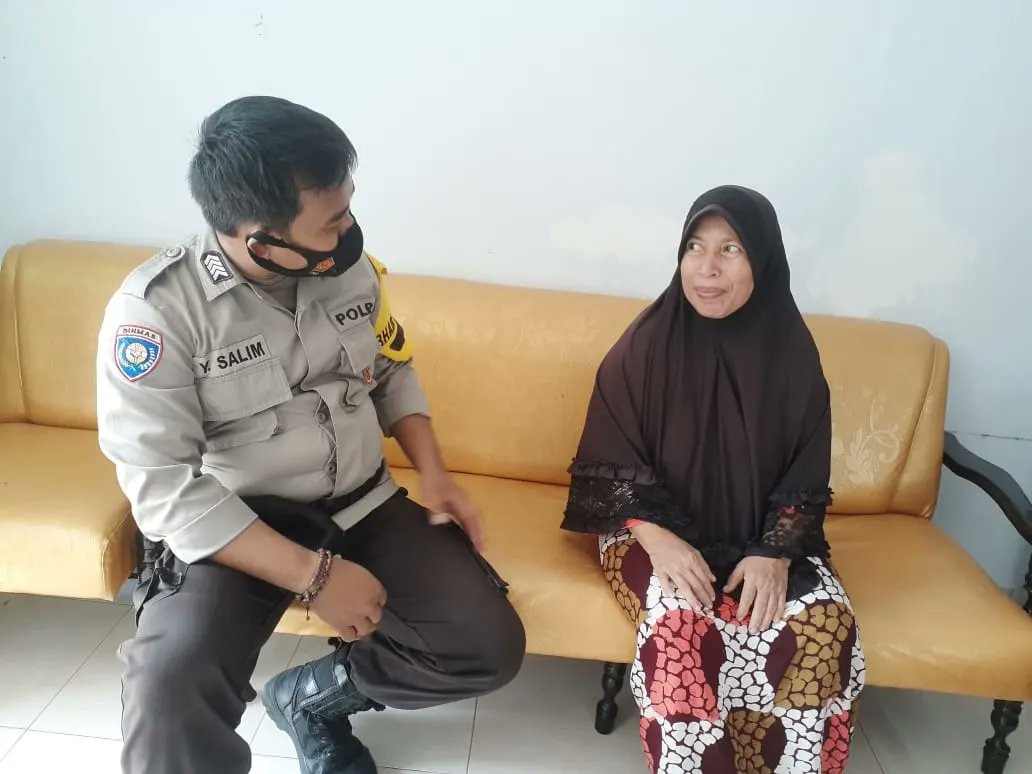 yudistira_salim's tweet photo. Jlin Kmitraan erat dgn smua lapisn msyarkt,sosialisasikn No HP dgn tjuan Wrg mudah mnghubungi jika mmbutuhkn bntuan Polisi.
#polripresisi 
#polrestagorontalokota 
#polsekkotaselatan
#kapolrestagorontalokota
#korbinmas_baharkam_polri
#temanpolisi
#poldagorontalo
#bhabinkamtibmas https://t.co/n2QDwm9l6Q