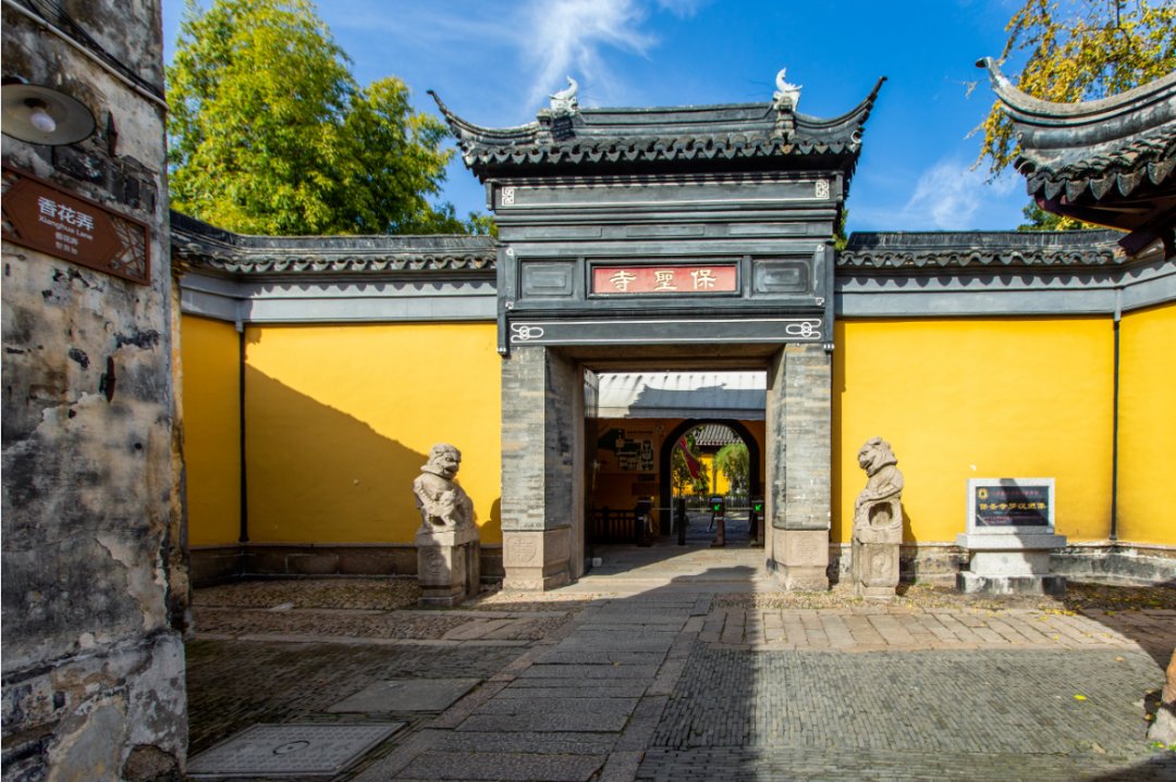 SuzhouWuzhong's tweet photo. Luzhi Ancient Town in #Wuzhong district was recently assigned in the first batch of #Suzhou ancient towns.🌊
Get a glimpse of the old bridges, temples, and residences in the water town, and discover the long history of more than 2,500 years. #WuzhongCulture https://t.co/P8jGiWfdOg