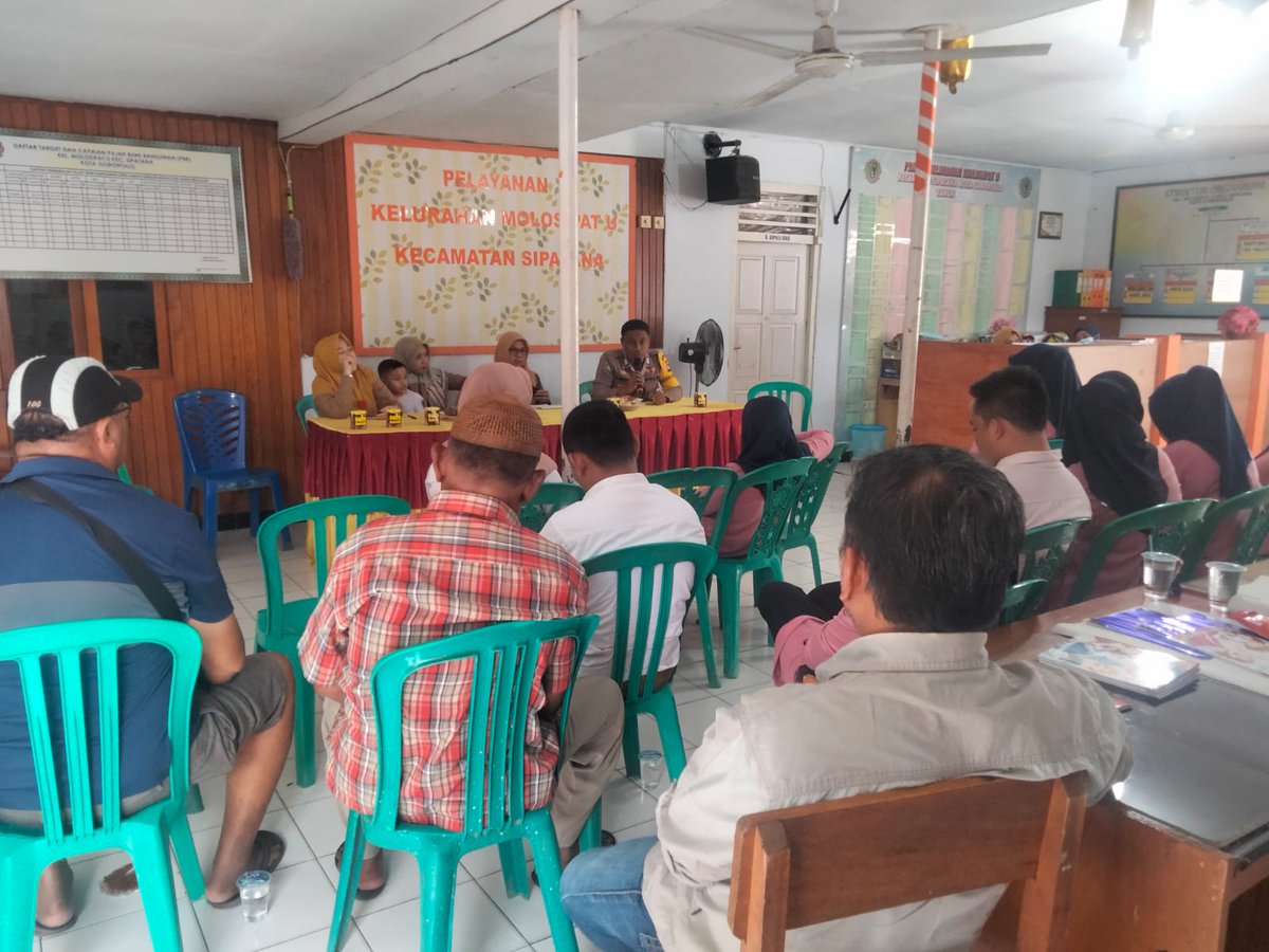 YofitZola's tweet photo. Bhabinkamtibmas Menghadiri Giat Evaluasi Di Tahun 2023 Yg di pimpin langsung oleh Aparat Kelurahan Molosipat U Kec Sipatana Kota Gorontalo. https://t.co/IrwnArhVIP