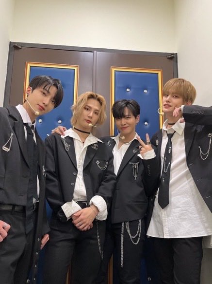 lrsTmNiPYs5e5At's tweet photo. I made a mistake and will correct it and resubmit.  This quartet is XEED who debuted last month.  Doha, the second person from the right, is 30 years old.  It is possible for RAVN to re-debut even after turning 30 after military service.
#RAVNSelcaDay #RSD #RAVN https://t.co/SoAB7h56zR