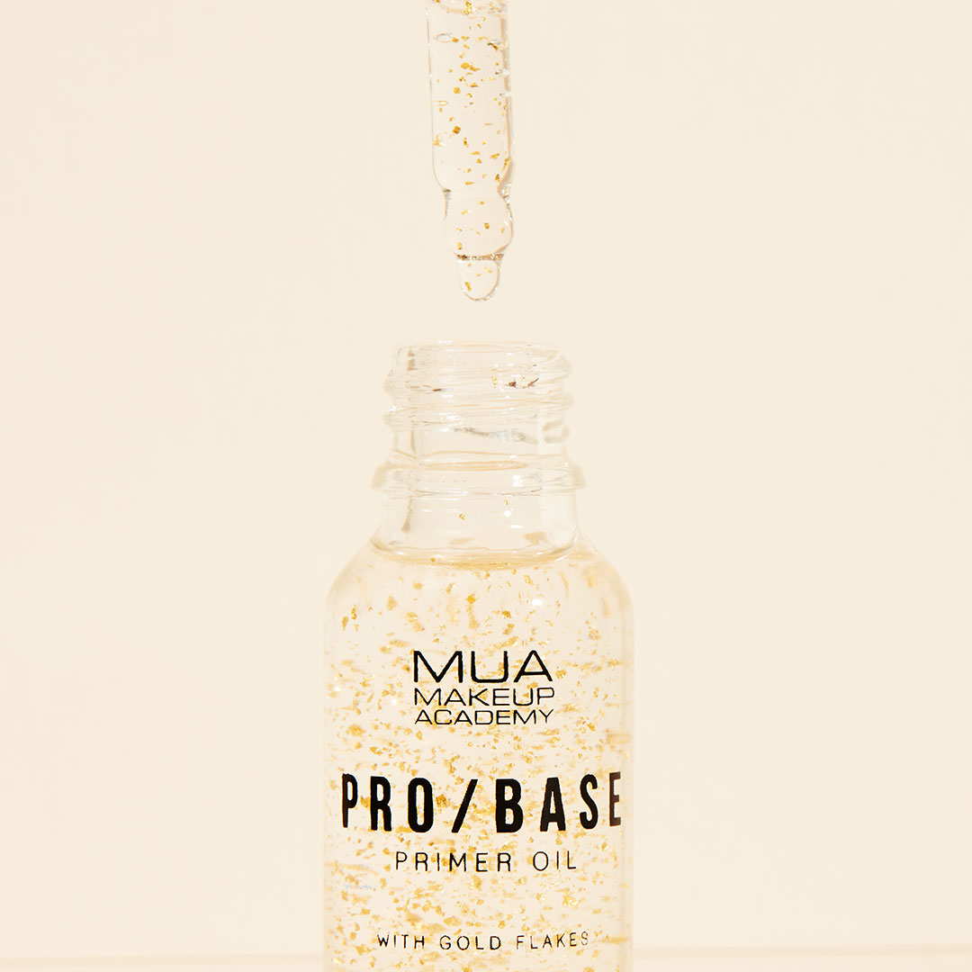 DRIP DRIP 💧 our primer oil with gold flakes helps your skin feel hydrated as well as adding a luminous glow ✨ head to muastore.co.uk now to pick yours up! 🤩 #muacosmetics