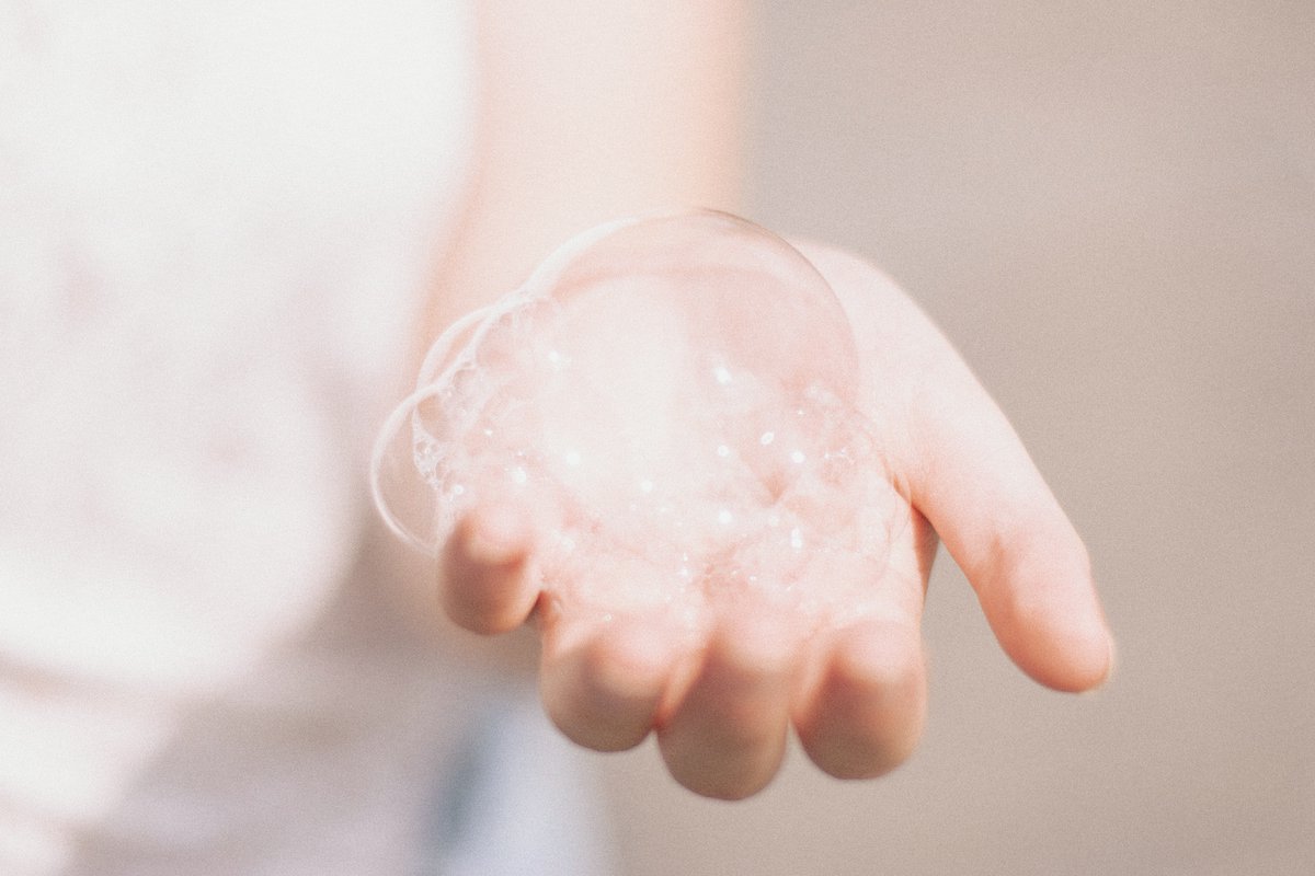 SanifairDE's tweet photo. #Mythencheck: Viele vermuten, dass warmes Wasser Keime beim Händewaschen besser beseitigen würde – stimmt nicht! Wichtiger als die Wassertemperatur ist es, die Hände gründlich einzuseifen! https://t.co/H2cKSMNb4U