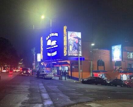 TRABAJADORES de <a href="/LaPolar_Cantina/">Restaurante La Polar Oficial</a> MATAN a GOLPES a CLIENTE
Un hombre q se encontraba bebiendo con su pareja, fue agredido esta noche por el personal de la cantina.
Aunq lo llevaron a un hospital, ahí  murió.
Agentes de <a href="/SSC_CDMX/">SSC CDMX</a> detuvieron a un involucrado.
<a href="/FiscaliaCDMX/">Fiscalía CDMX</a> indaga