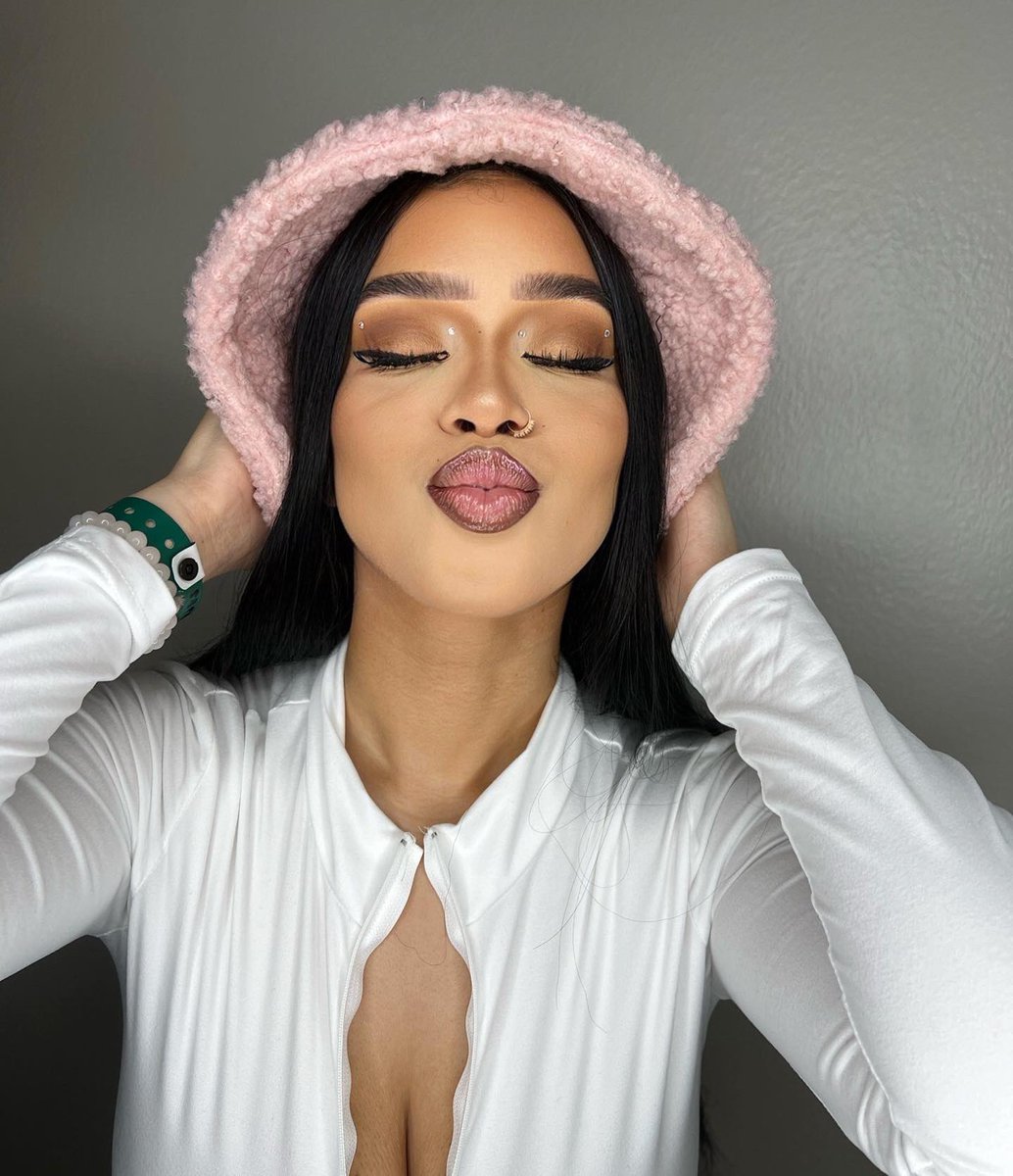 Liahloveee's tweet photo. 2023 looking good 🍓 https://t.co/OCIoG6riit