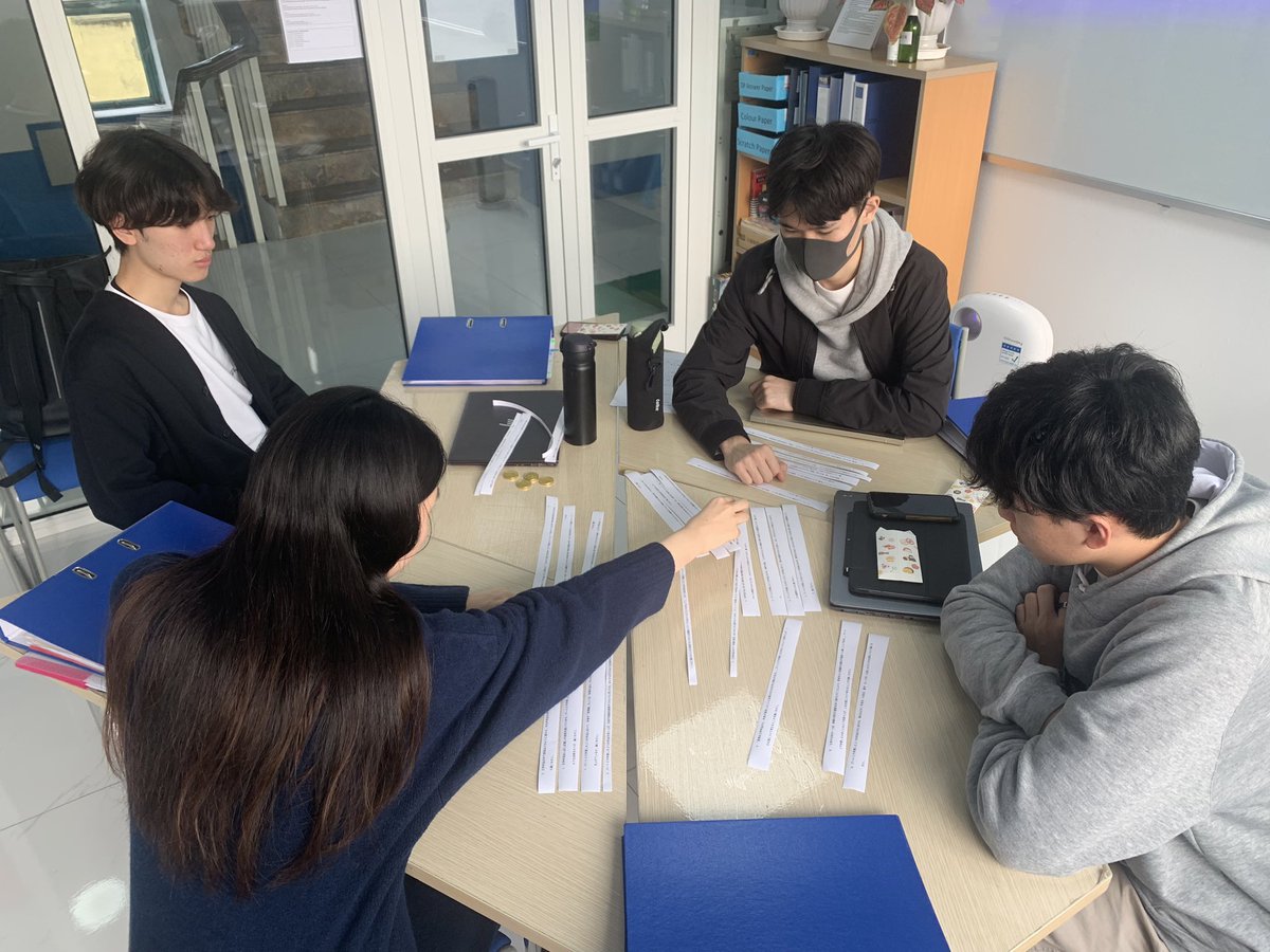 akashimisao's tweet photo. G12 LL class started looking into their mock exams by exploring and categorising past past paper 2 questions. It seems that it pushed their “start button” of 2023. #IBDP #LangLit #HISlearning https://t.co/FrFVnOns5W