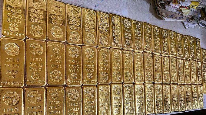 #RecordGoldSeizure 

 In  different Incidents, 
#AlertBSF troops of  @BSF_SouthBengal FTR foiled Gold smuggling attempts and seized 118 kg gold  during the year 2022-2023   from #IndoBangladeshBorder.

#BSFagainstSmuggling