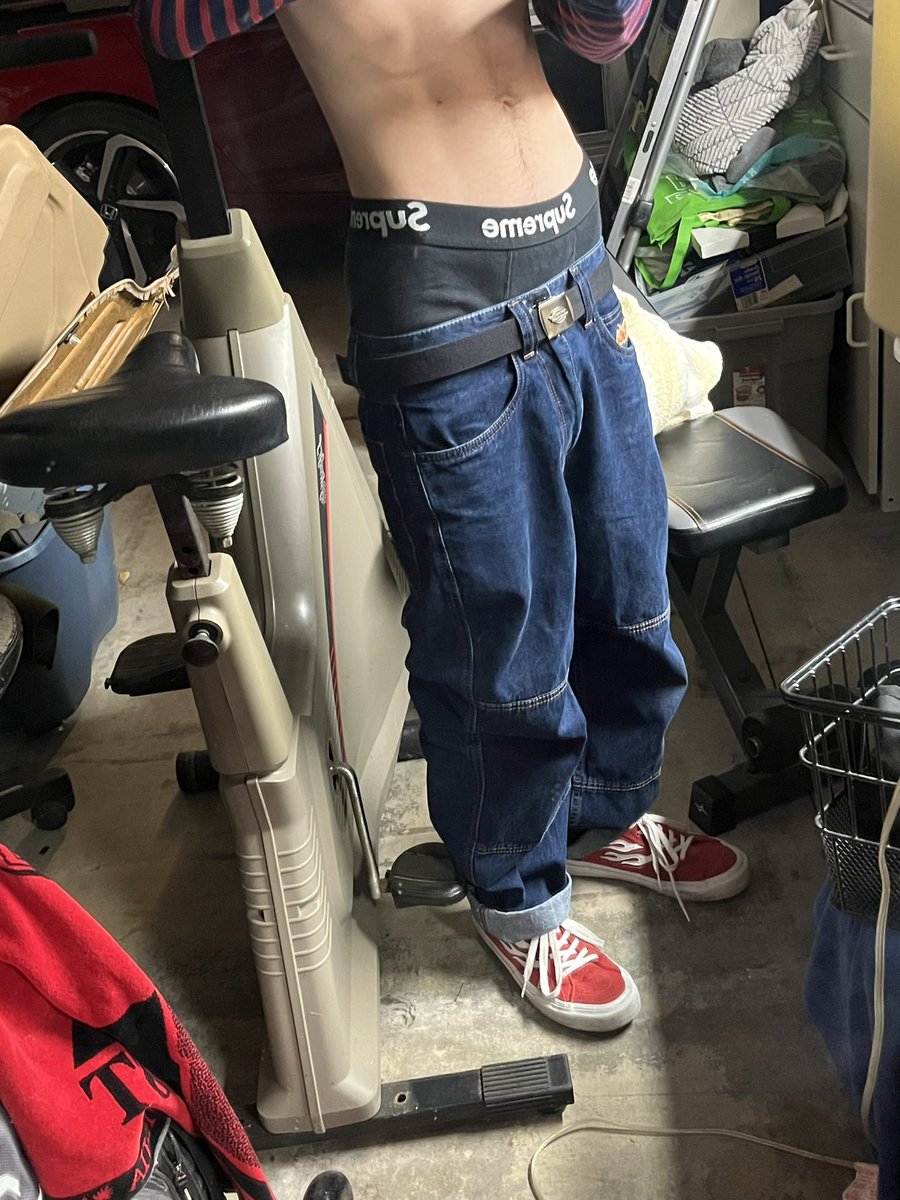jaxskates7's tweet photo. who loves to sag? #usedboxers #sagging #bi https://t.co/dwYP32DoqA