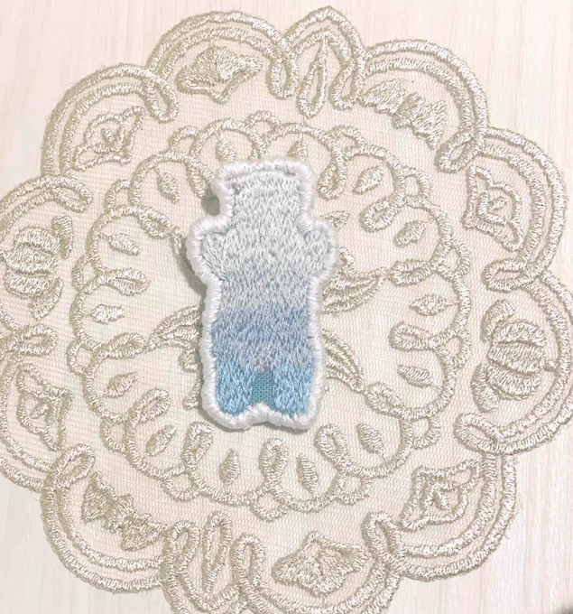 冬休み中ちまちまとシロクマの刺繍ブローチを作ってた難しかったけど可愛いー#刺繍 #ハンドメイド 