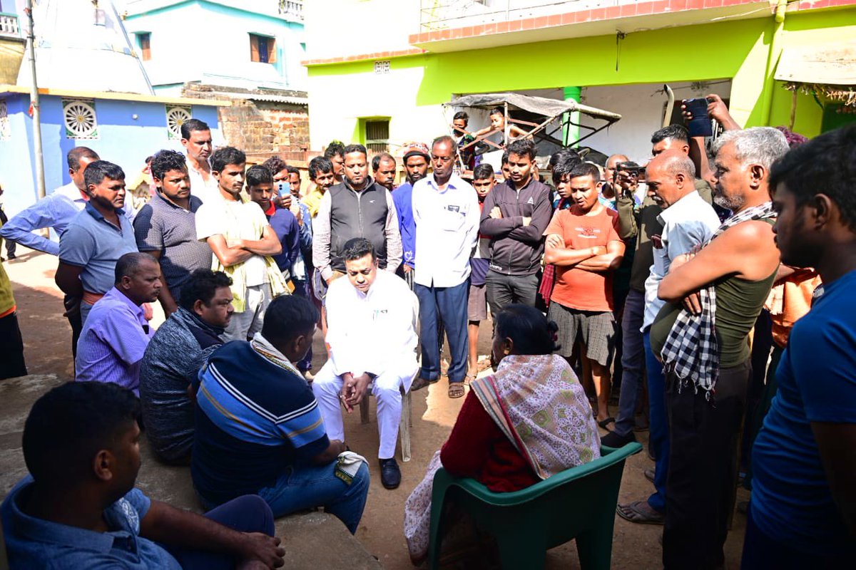 ରଣପୁର ବିଧାନସଭାର ଶ୍ରୀ ଜୟନ୍ତ କୁମାର ନାୟକଙ୍କ ଭାଇ ଅଶୋକ କୁମାର ନାୟକଙ୍କ ମୃତ୍ୟୁ ଖବର ଶୁଣି ଗଭୀର ଭାବେ ଦୁଃଖିତ ଓ ମର୍ମାହତ l

ଆଜି ପୂର୍ବତନ ମନ୍ତ୍ରୀ ଶ୍ରୀମତୀ ସୁରମା ପାଢ଼ୀଙ୍କ ସହ ତାଙ୍କ ପରିବାରବର୍ଗକୁ ଭେଟି ସମବେଦନା ଜଣାଇବା ସହ ଅମର ଆତ୍ମାର ସଦଗତି ନିମନ୍ତେ ପ୍ରାର୍ଥନା କଲି l

ଓଁ ଶାନ୍ତି 🙏