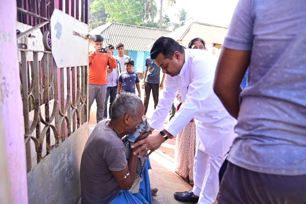 sambitswaraj's tweet photo. ରଣପୁର ବିଧାନସଭାର ଶ୍ରୀ ଜୟନ୍ତ କୁମାର ନାୟକଙ୍କ ଭାଇ ଅଶୋକ କୁମାର ନାୟକଙ୍କ ମୃତ୍ୟୁ ଖବର ଶୁଣି ଗଭୀର ଭାବେ ଦୁଃଖିତ ଓ ମର୍ମାହତ l

ଆଜି ପୂର୍ବତନ ମନ୍ତ୍ରୀ ଶ୍ରୀମତୀ ସୁରମା ପାଢ଼ୀଙ୍କ ସହ ତାଙ୍କ ପରିବାରବର୍ଗକୁ ଭେଟି ସମବେଦନା ଜଣାଇବା ସହ ଅମର ଆତ୍ମାର ସଦଗତି ନିମନ୍ତେ ପ୍ରାର୍ଥନା କଲି l

ଓଁ ଶାନ୍ତି 🙏 https://t.co/OW69Ttn9ee