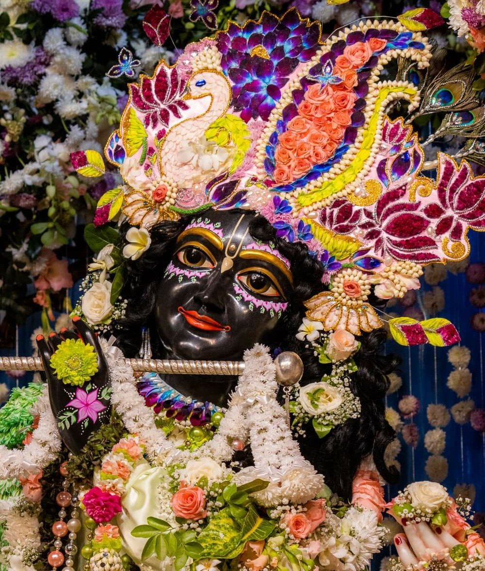hari_priye_'s tweet photo. If you want to feel peace, 
  get close to Govind 💙 https://t.co/NfBJFshlNd