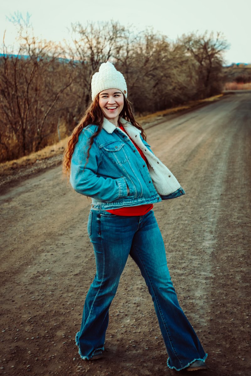 haeaster16's tweet photo. I highly recommend post-breakup photoshoots with your photographer bestie https://t.co/FIOOGo7pVS