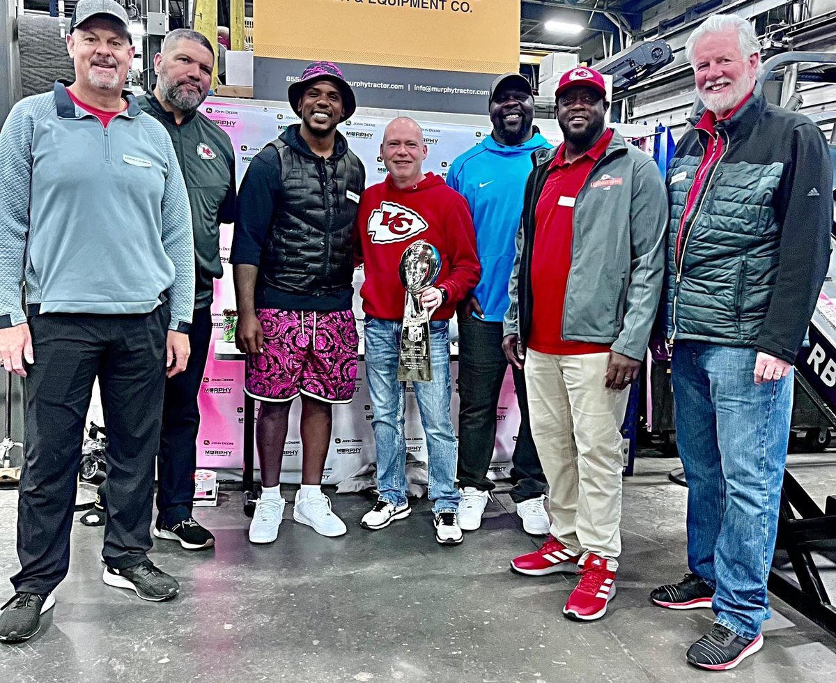 Partyitupentert's tweet photo. Always a good time hanging with some The Kansas City @chiefs Legends! Thank you to Murphy Tractor &amp; Equipment Co., Inc. for having me emcee your event today! @tambahali #partyitupkc #chiefs #chiefsambassadors #kansascity #nfl #djlife #chiefskingdom https://t.co/GGO6TH1l0g
