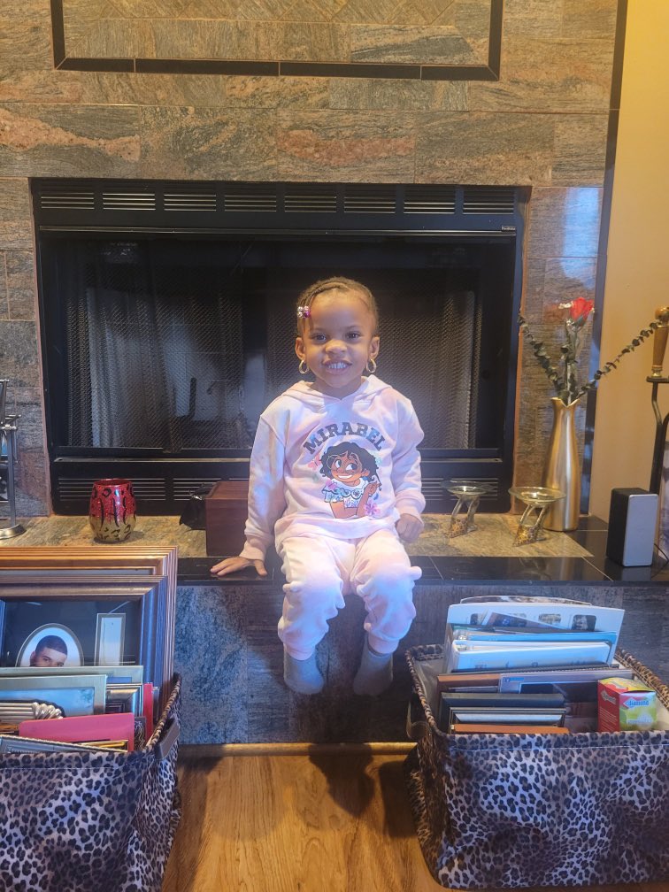 JolieNGriffith's tweet photo. Been a minute…daddy took Got my hair braided by my Te Te! Gi Gi supplied these AUNTIE Earrings 😩😂 https://t.co/6XpxzSE17o