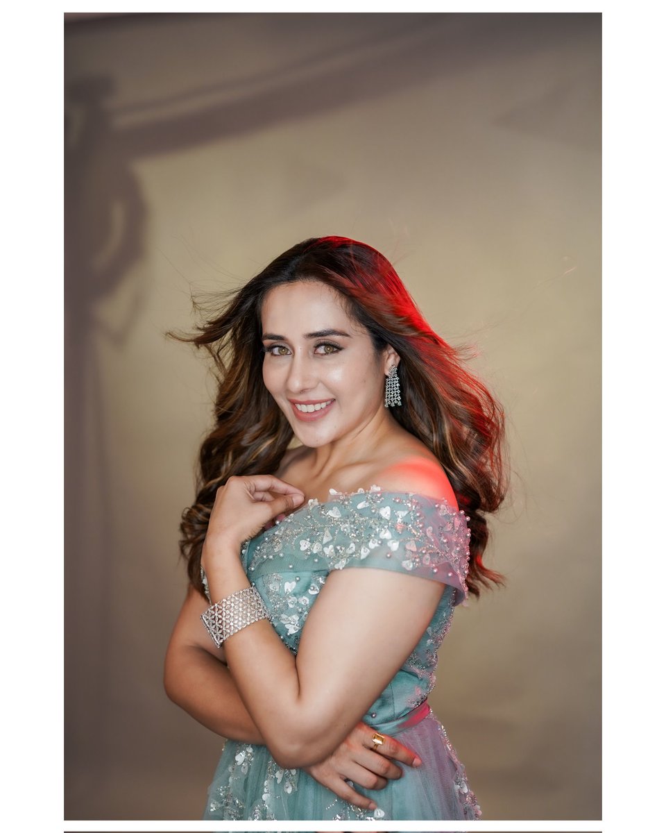 TejaswiniLonar1's tweet photo. A diamond always shines, no matter where it is kept! 💎❤️
#TejaswiniLonari #TumchiWinner #PublicWinner #TerrificTejaswini #TejuTribe #TeamTejaswini #TaskQueenTeju https://t.co/ftMNW8F1kl