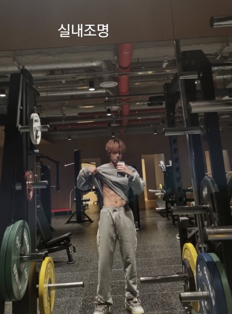iwantthatrb's tweet photo. 화끈하다 
포토샵으로 지워진 복근 
그냥 모먼트에 전격공개 https://t.co/b1rQkcMalj
