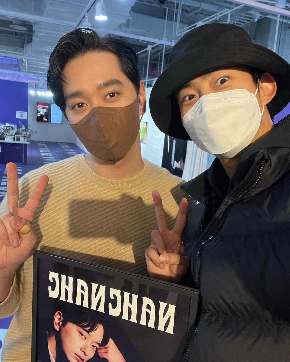 RightVioleta's tweet photo. 💚전시회 택찬💜 https://t.co/lPTfXybFFv