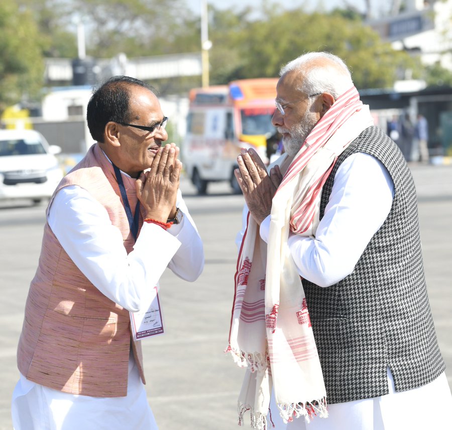 CMMadhyaPradesh's tweet photo. प्रधानमंत्री श्री @narendramodi जी के इंदौर आगमन पर मुख्यमंत्री श्री @ChouhanShivraj ने विमानतल पर उनका आत्मीय स्वागत किया। 

#PM_at_PBDIndore 
#PBDIndore https://t.co/uI94WbjBxl