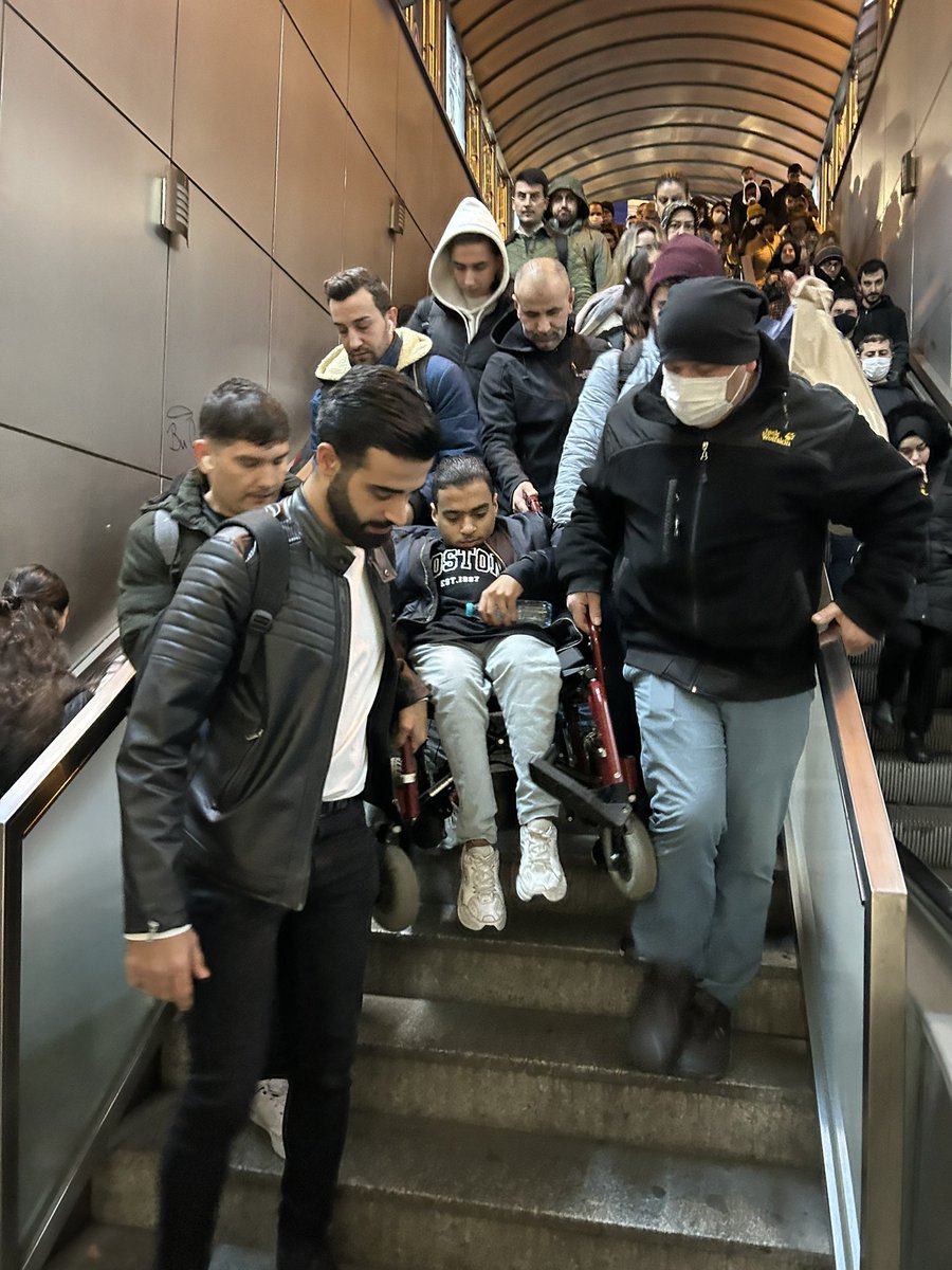 Mecidiyeköy metrobüs durağında asansörlerin çalışmaması nedeniyle, engelli bir vatandaş diğer vatandaşların yardımıyla merdivenlerden inebildi.