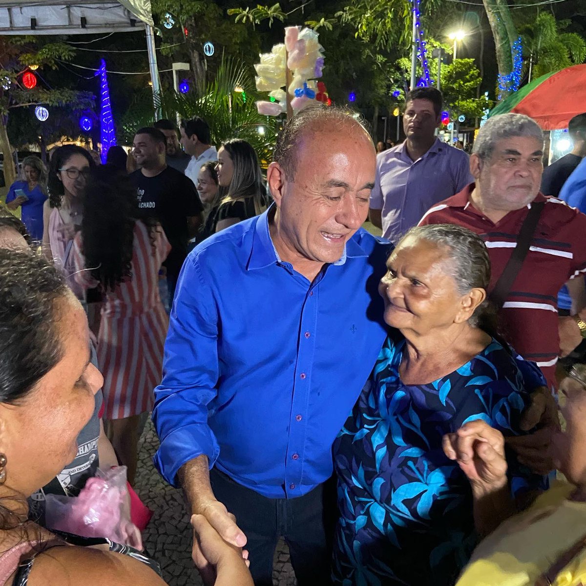 bocalomoficial's tweet photo. Do jeito que eu gosto! 👏
Encerramento deste belíssimo evento ao lado da nossa querida população 💙🎄 https://t.co/IHePwZLZUg