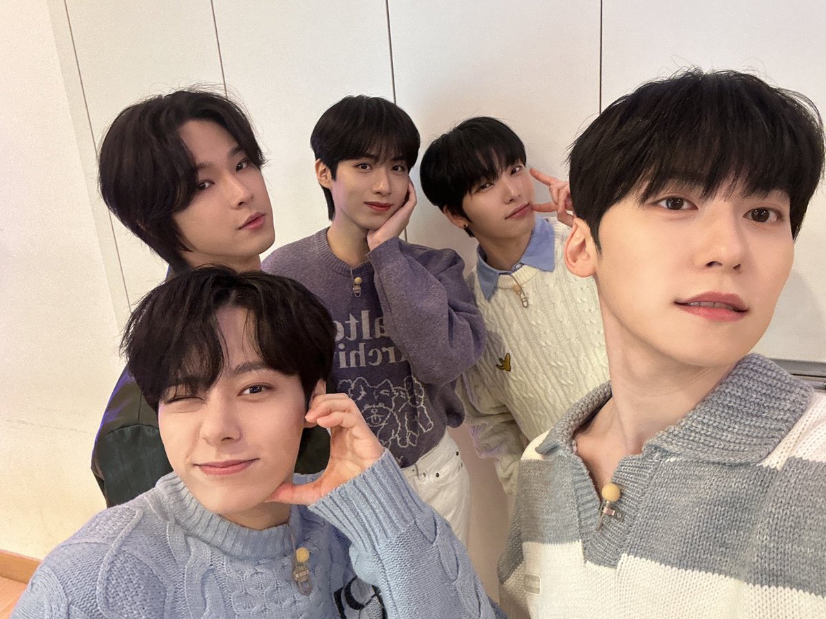 ToMoon_andstar's tweet photo. 민족 최대 명절 어스절... 그러나 나는 공부.... https://t.co/b1ysSRhYSU