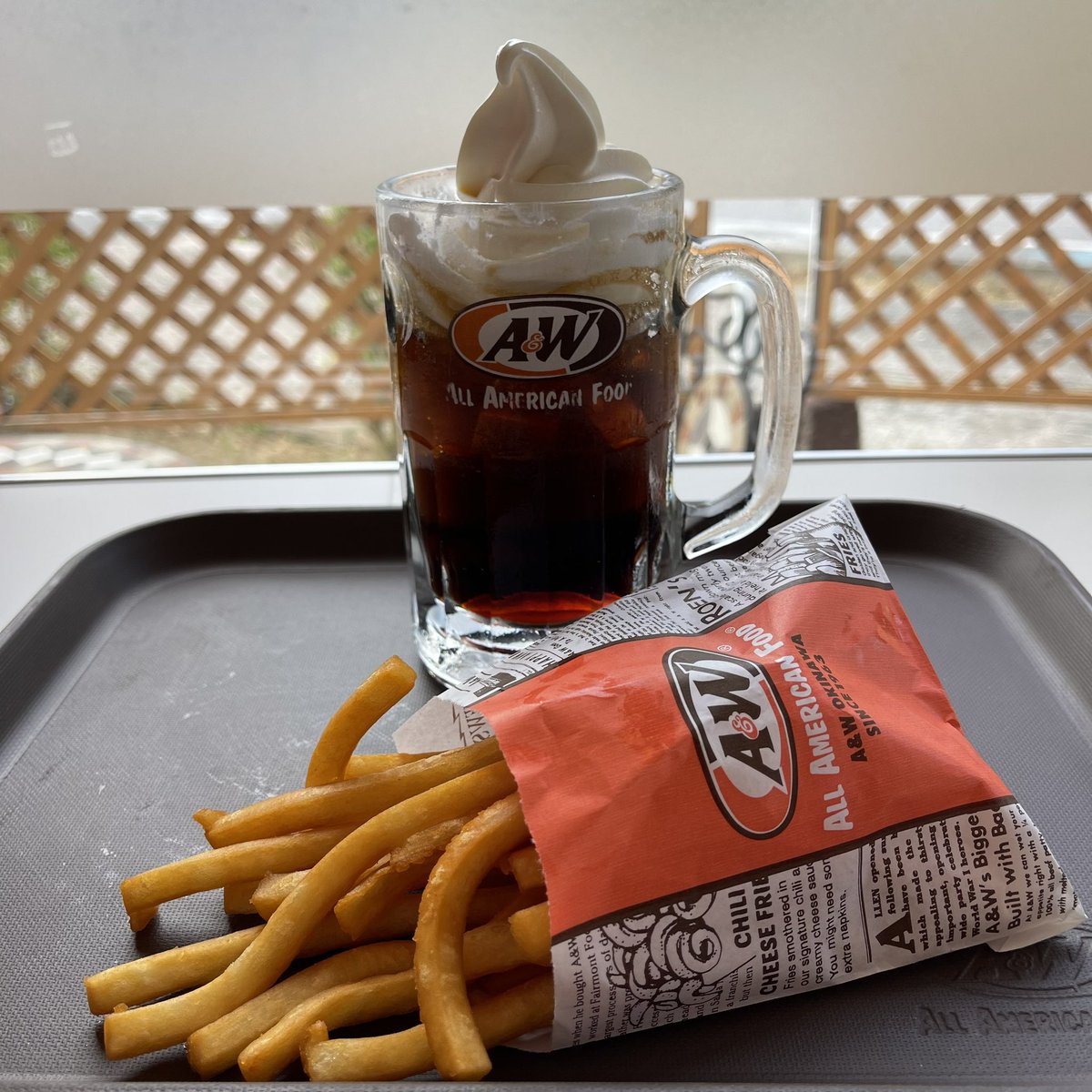 easyliving01's tweet photo. ルートビアフロートとスーパーフライは外せない
#AW #aandb #rootbeer #superfries https://t.co/CtE7bgNy5M