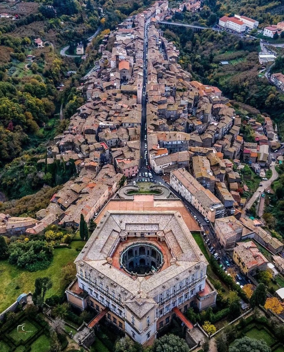 visit_lazio's tweet photo. La maestosità di #PalazzoFarnese a #Caprarola che domina sull'intero centro abitato. La grandezza dell'edificio e la sua posizione dominante voleva celebrare la famiglia Farnese che dominò la zona per molto tempo. 

📸 IG siniandrea 

 #VisitLazio #LazioEternaScoperta #LazioIsMe https://t.co/9v1hZdiae8